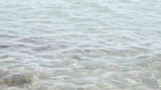 Larnaca, Finikoudes — кальмары у берега ночью на свет