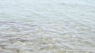 Larnaca, Finikoudes — кальмары у берега ночью на свет