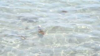 Larnaca, Finikoudes — кальмары у берега ночью на свет