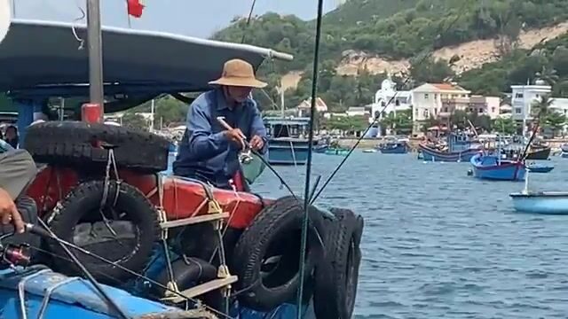 Наш утренний выезд к садкам для лобстеров у острова Кулаосань в Куинёне