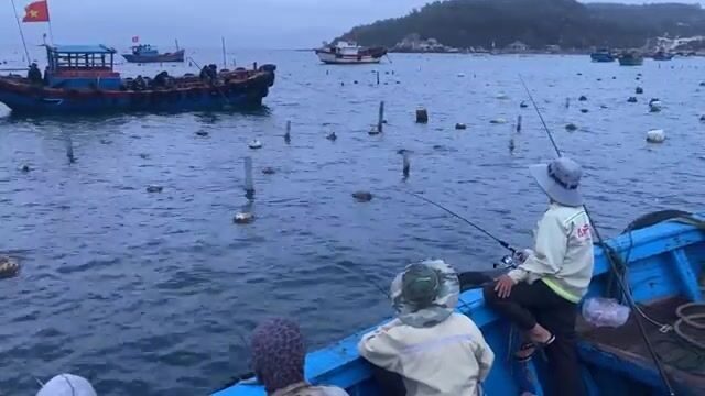 Наш утренний выезд к садкам для лобстеров у острова Кулаосань в Куинёне