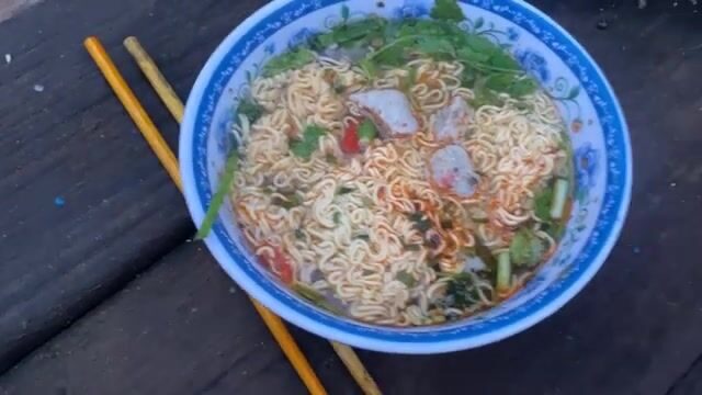 Наш утренний выезд к садкам для лобстеров у острова Кулаосань в Куинёне