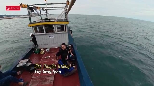Деревянная лодка у острова Кото и два групера Хань Ви