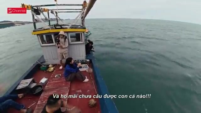 Деревянная лодка у острова Кото и два групера Хань Ви