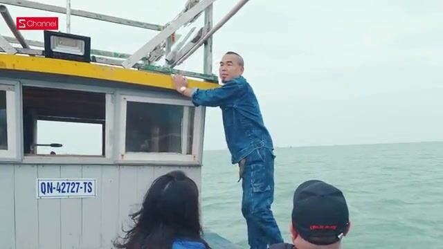 Деревянная лодка у острова Кото и два групера Хань Ви