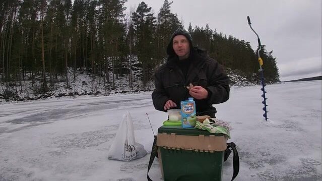 Ледовая ловля окуня у скалы на Онеге с блесной и переходом между лунками