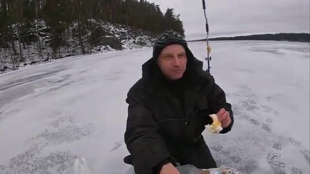 Ледовая ловля окуня у скалы на Онеге с блесной и переходом между лунками
