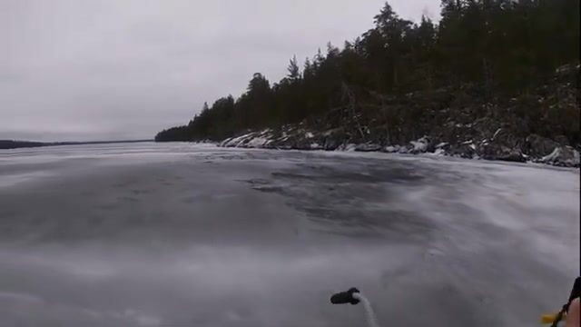Ледовая ловля окуня у скалы на Онеге с блесной и переходом между лунками