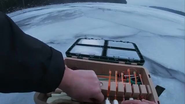 Ледовая ловля окуня у скалы на Онеге с блесной и переходом между лунками