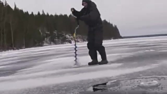 Ледовая ловля окуня у скалы на Онеге с блесной и переходом между лунками