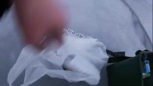 Ледовая ловля окуня у скалы на Онеге с блесной и переходом между лунками