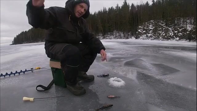 Ледовая ловля окуня у скалы на Онеге с блесной и переходом между лунками