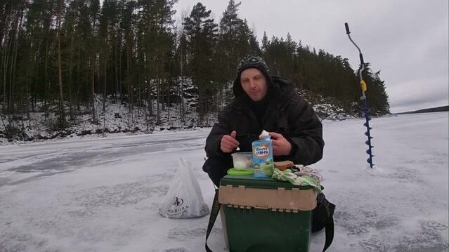 Ледовая ловля окуня у скалы на Онеге с блесной и переходом между лунками