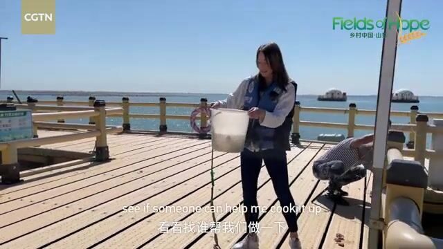 Поймали одну рыбу на морском ранчо у Вэйхая и приготовили обед