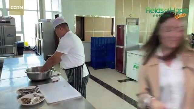 Поймали одну рыбу на морском ранчо у Вэйхая и приготовили обед