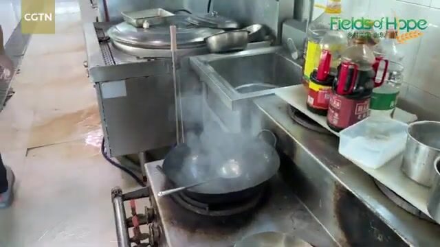 Поймали одну рыбу на морском ранчо у Вэйхая и приготовили обед