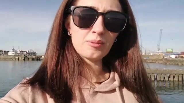 Смена наживки на бычка у полуразрушенной пристани в Поти
