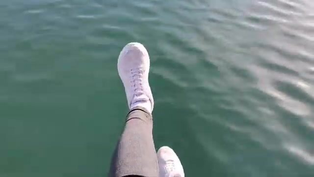 Смена наживки на бычка у полуразрушенной пристани в Поти