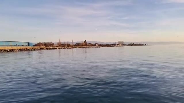 Смена наживки на бычка у полуразрушенной пристани в Поти