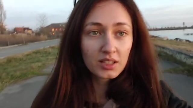 Смена наживки на бычка у полуразрушенной пристани в Поти