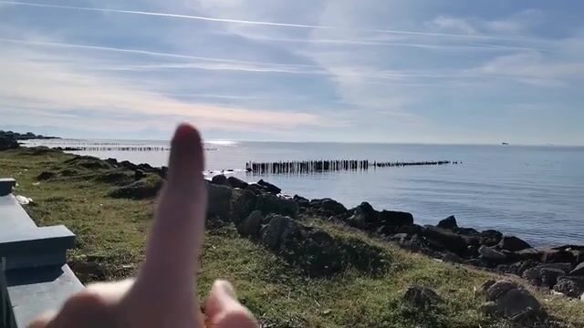 Смена наживки на бычка у полуразрушенной пристани в Поти
