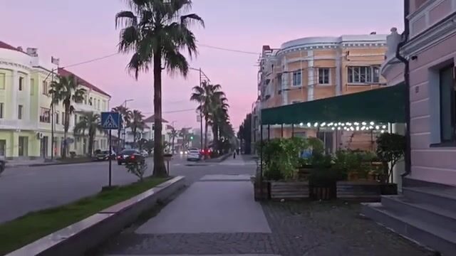 Смена наживки на бычка у полуразрушенной пристани в Поти