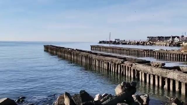 Смена наживки на бычка у полуразрушенной пристани в Поти