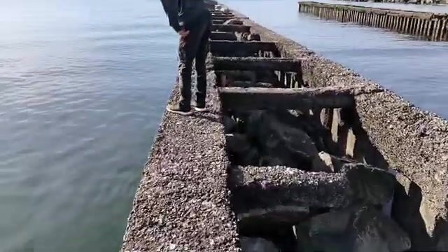 Смена наживки на бычка у полуразрушенной пристани в Поти
