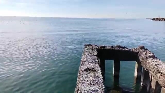 Смена наживки на бычка у полуразрушенной пристани в Поти