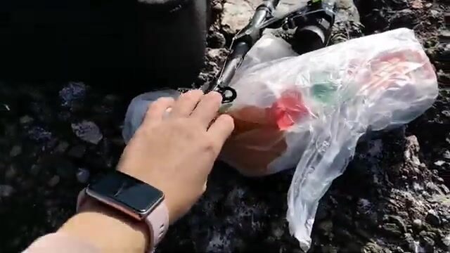 Смена наживки на бычка у полуразрушенной пристани в Поти