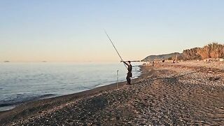 Первая в жизни каракатица Марко на береговой рыбалке в Палермо