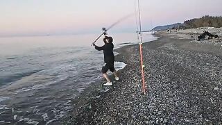 Первая в жизни каракатица Марко на береговой рыбалке в Палермо