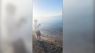 Первая в жизни каракатица Марко на береговой рыбалке в Палермо