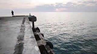 Алахадзы, Абхазия: сад, пирс и подготовка рыболовного утра