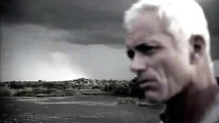 Лесная протока Суринама с куском пираньи на крупную аймару