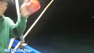 Ночная ловля кальмара с лодки у берегов Фукуока