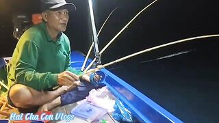 Ночная ловля кальмара с лодки у берегов Фукуока