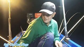 Ночная ловля кальмара с лодки у берегов Фукуока