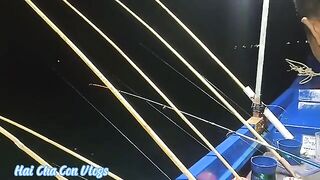 Ночная ловля кальмара с лодки у берегов Фукуока