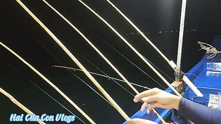 Ночная ловля кальмара с лодки у берегов Фукуока