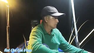 Ночная ловля кальмара с лодки у берегов Фукуока