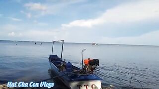 Ночная ловля кальмара с лодки у берегов Фукуока