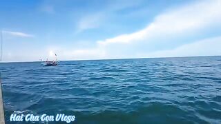 Ночная ловля кальмара с лодки у берегов Фукуока