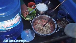 Ночная ловля кальмара с лодки у берегов Фукуока