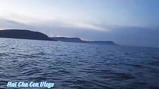 Ночная ловля кальмара с лодки у берегов Фукуока