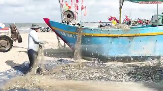 Лонгхай: сельдяные сети на берегу и туристический морской день
