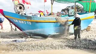 Лонгхай: сельдяные сети на берегу и туристический морской день