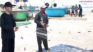 Лонгхай: сельдяные сети на берегу и туристический морской день