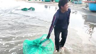 Лонгхай: сельдяные сети на берегу и туристический морской день
