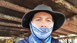 Ловля двух морских хищников с судна у причала в Малабо